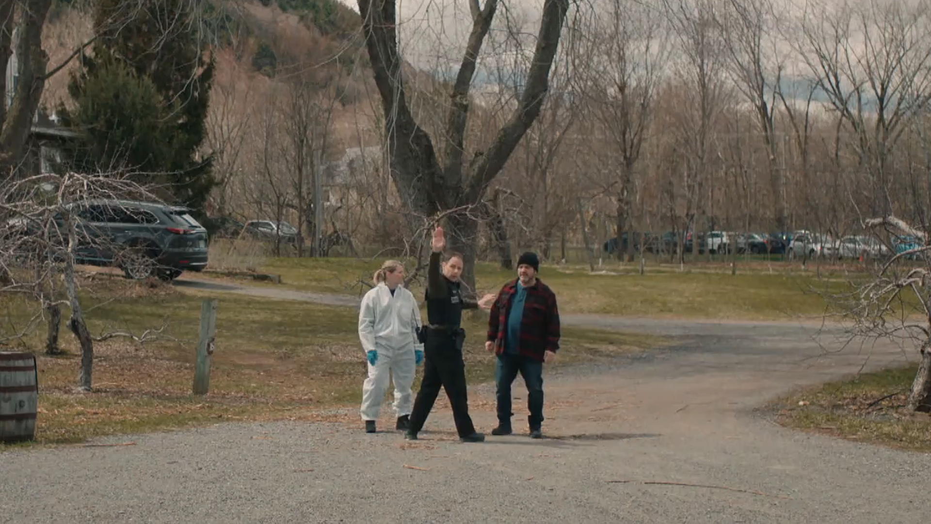 Sergent Reid bloque l'accès au voisin qui tente d'accéder à la zone barricadée