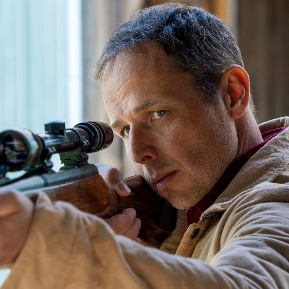 Image de Martin Blais incarnant Luc, le personnage principal tourmenté du film dramatique 'Ricochets'. Luc, reconnaissable à sa cicatrice au front, est au cœur d'une intrigue mêlant drame familial, accident et actes sombres. Découvrez la performance de Martin Blais dans ce rôle intense explorant les thèmes de la culpabilité, de la vengeance et des conséquences d'événements passés.