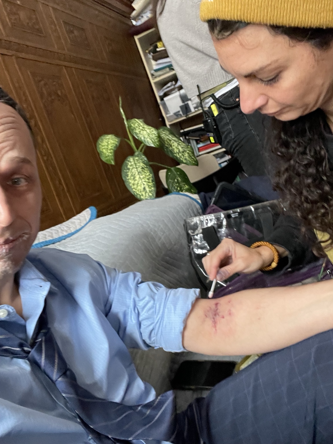 La Collecte — préparation des blessures Préparation d’un maquillage de blessure sur le bras de Martin Blais pour La Collecte