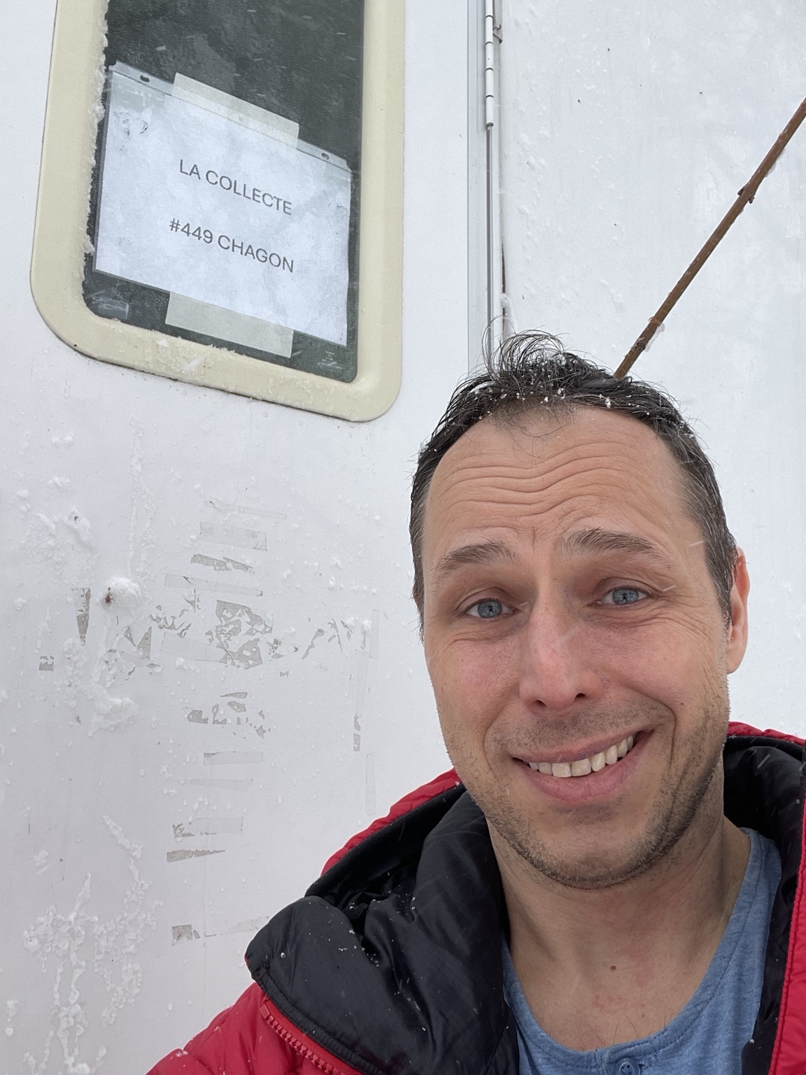 La Collecte — devant la loge de tournage Martin Blais devant une loge de tournage de La Collecte, sous la neige
