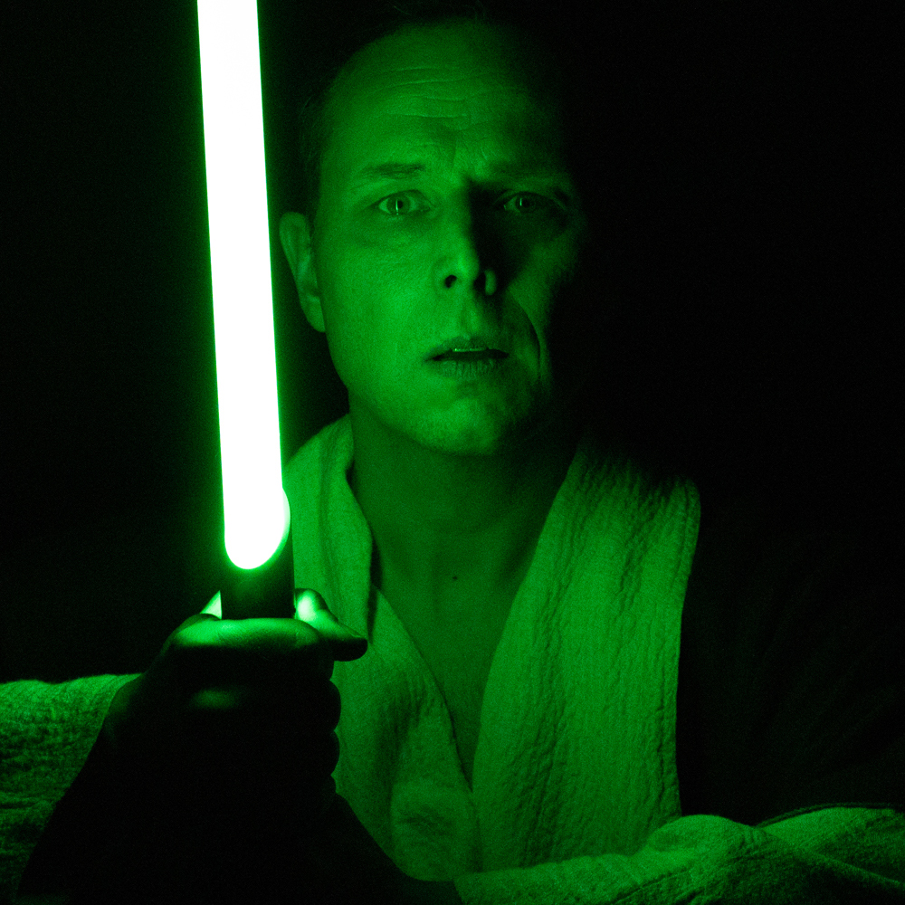 Martin Blais en Qui-Gon Jinn dans La Guerre des Cônes au Fringe 2025 / Martin Blais as Qui-Gon Jinn in La Guerre des Cônes at Fringe 2025