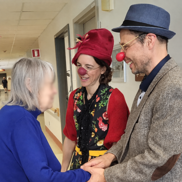 Martin Blais lors d’un atelier de clown social en CHSLD / Martin Blais during a social clowning workshop in long-term care