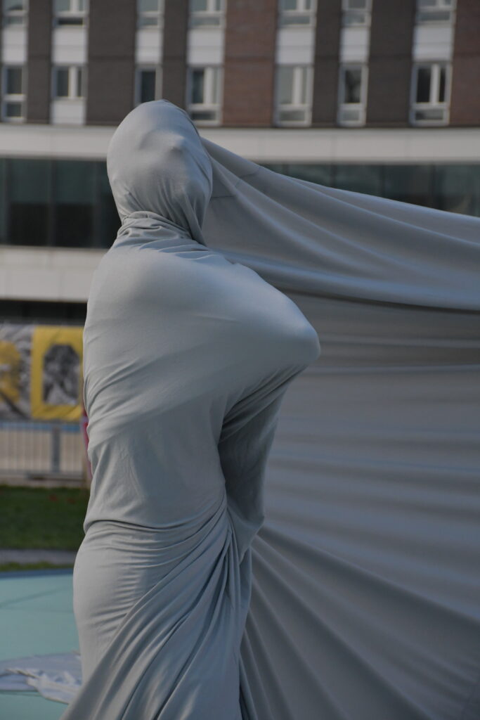Composition collective sous le tissu gris, variation 3 des Paysages utopiques