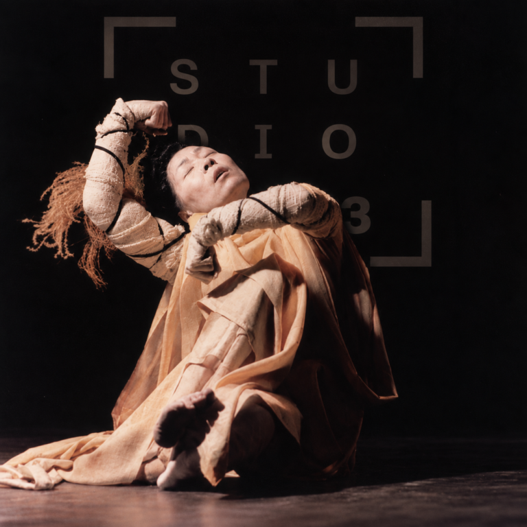 Denise Fujiwara dans Sumida River — photo de Cylla von Teidemann, montage infographique Martin Blais
